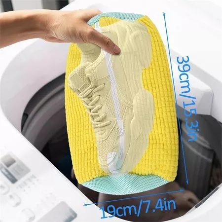 Bolsa Lava Tênis aberta com tênis dentro, mostrando as medidas: 39cm de comprimento por 19cm de largura